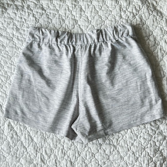 lululemon athletica Pants - Lululemon On The Fly Shorts - Size 6
